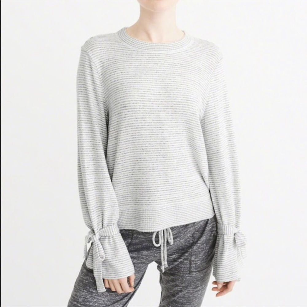 ✨ Abercrombie & Fitch Bow Tie Sleeve Sweater✨